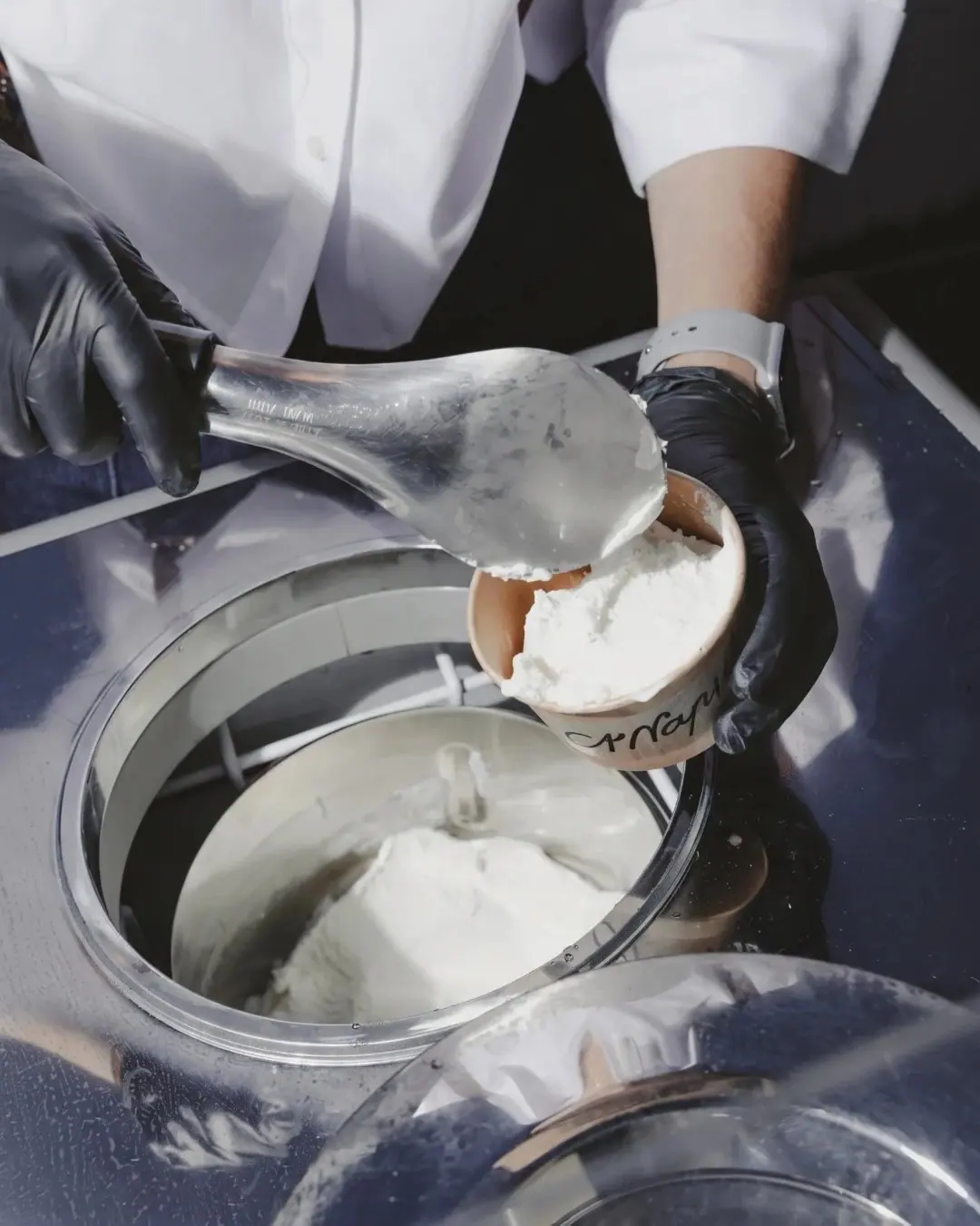 Helado servido con una espátula desde una cubeta