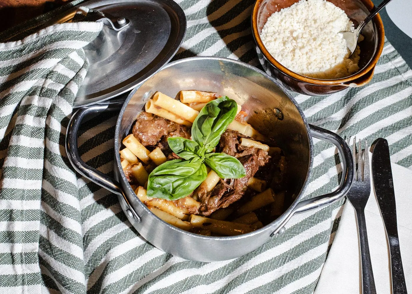 Cazuela de pasta al ragù con albahaca