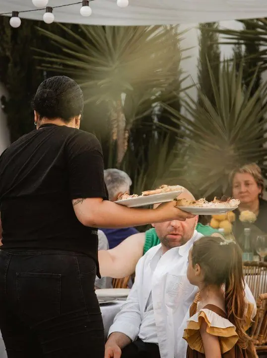 Camarero repartiendo platos entre los invitados de un evento