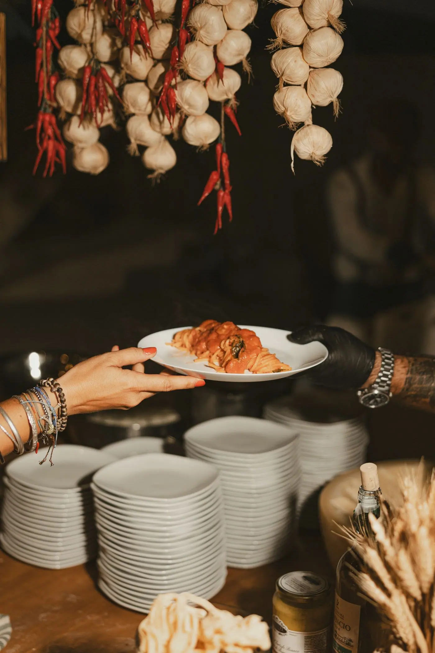Servicio de un plato de pasta recién preparado en un evento