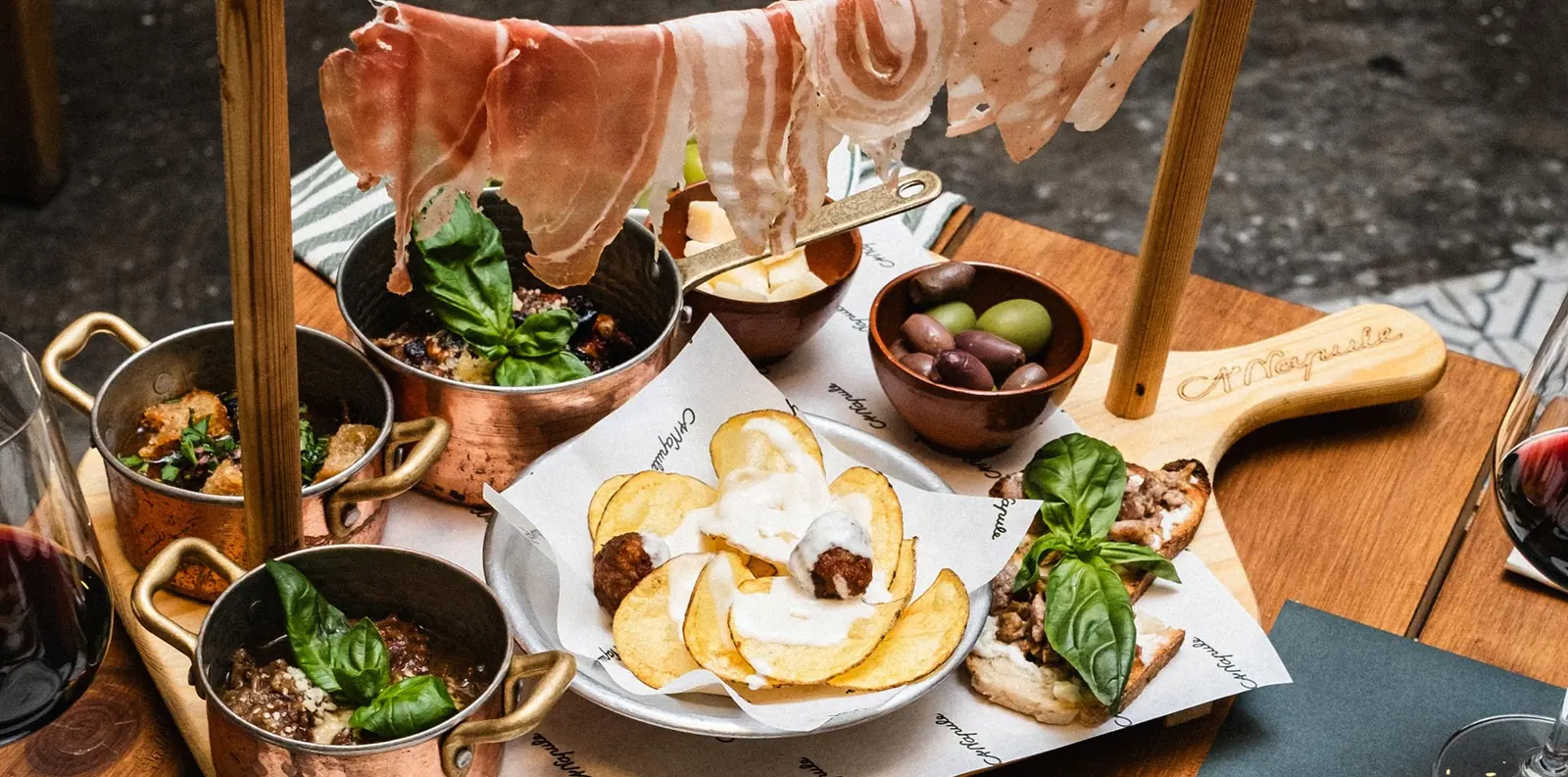 Antipasti para compartir: embutidos italianos, burrata, aceitunas y pan