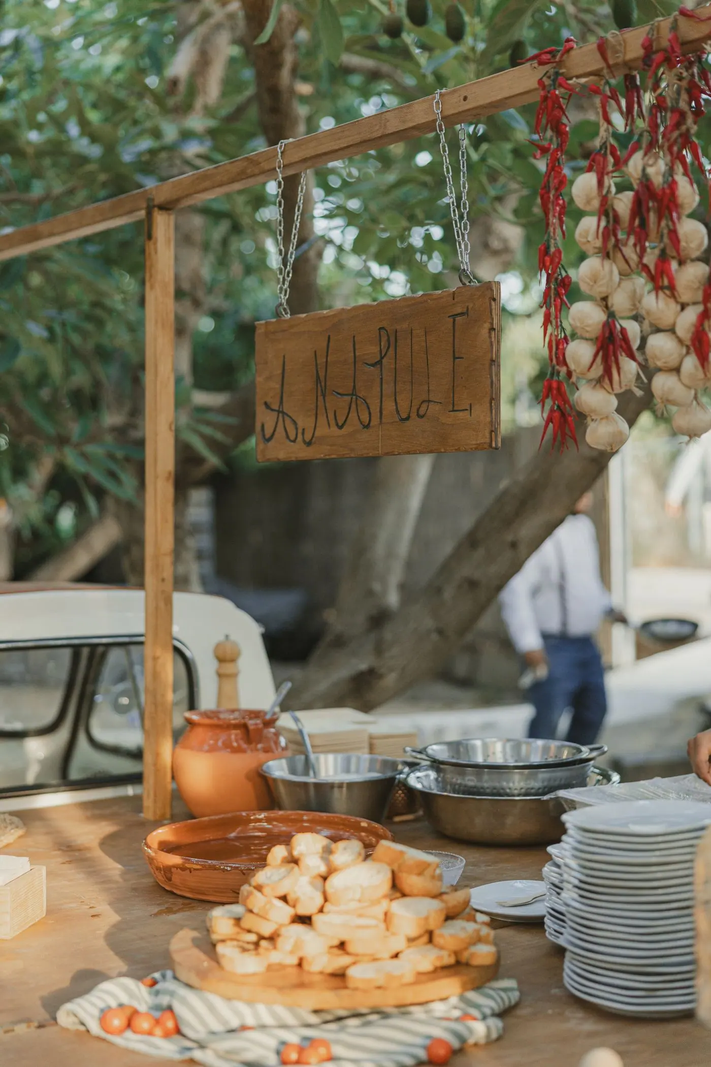 Puesto de buffet italiano con cartel de A’Napule