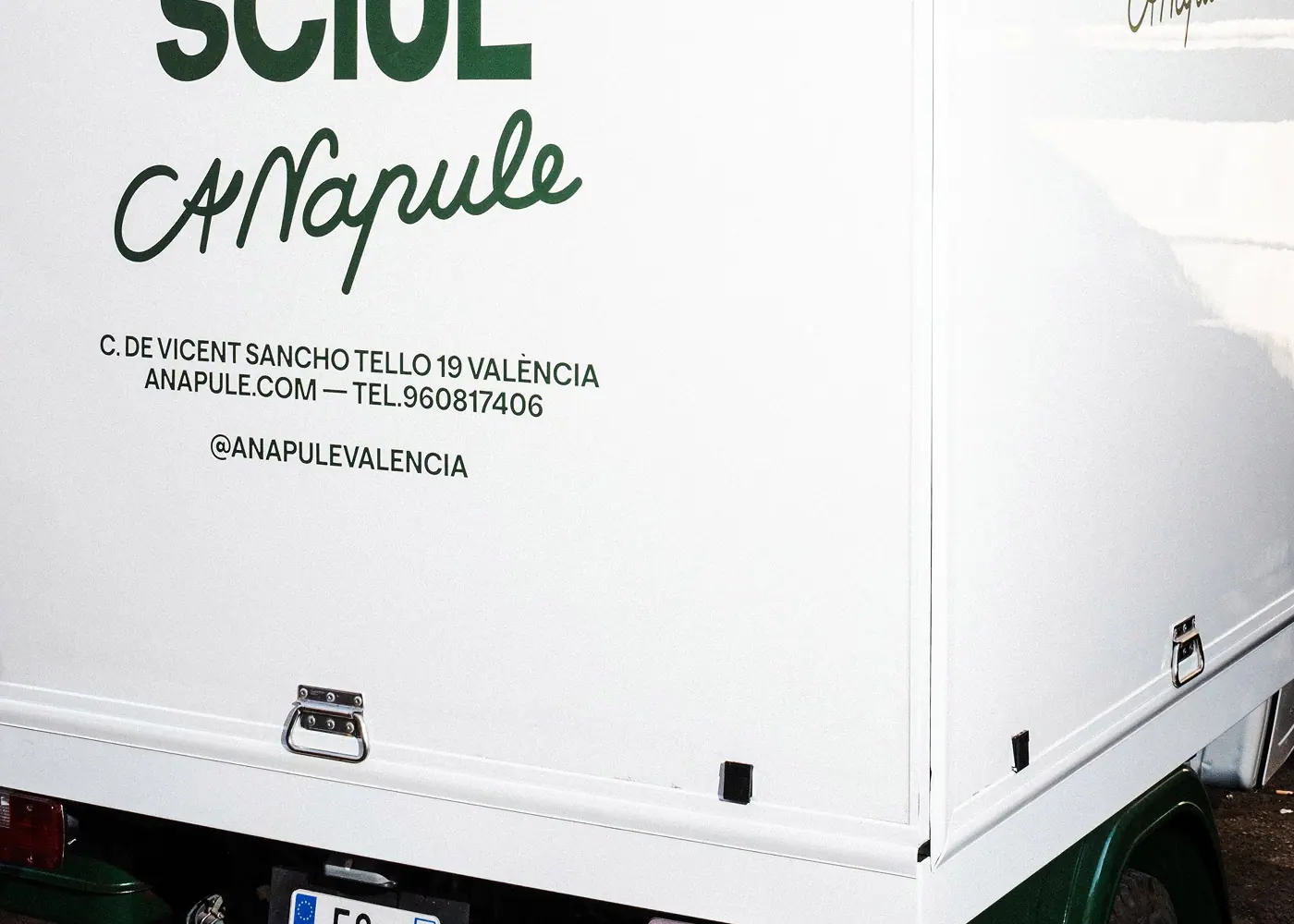 Detalle de la furgoneta blanca de A’Napule rotulada con el nombre del restaurante
