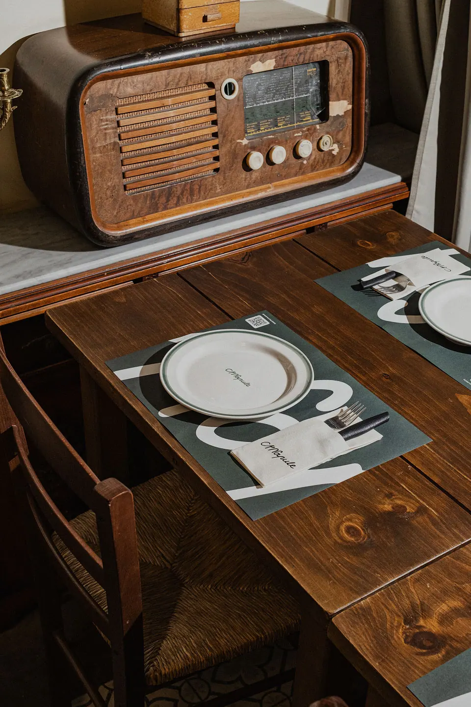 Mesa de madera y radio antigua en el espacio Il Salone