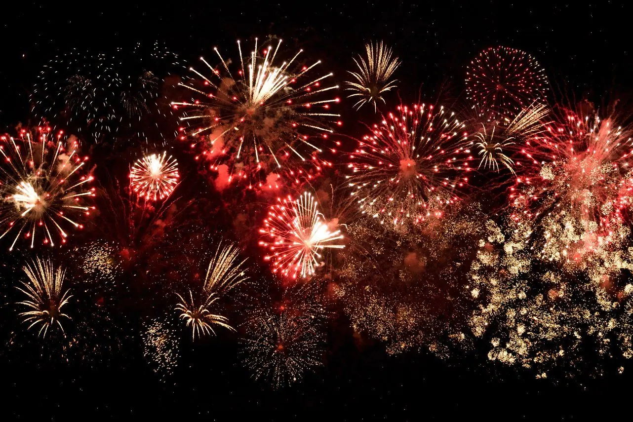 Fuegos artificiales sobre una celebración nocturna