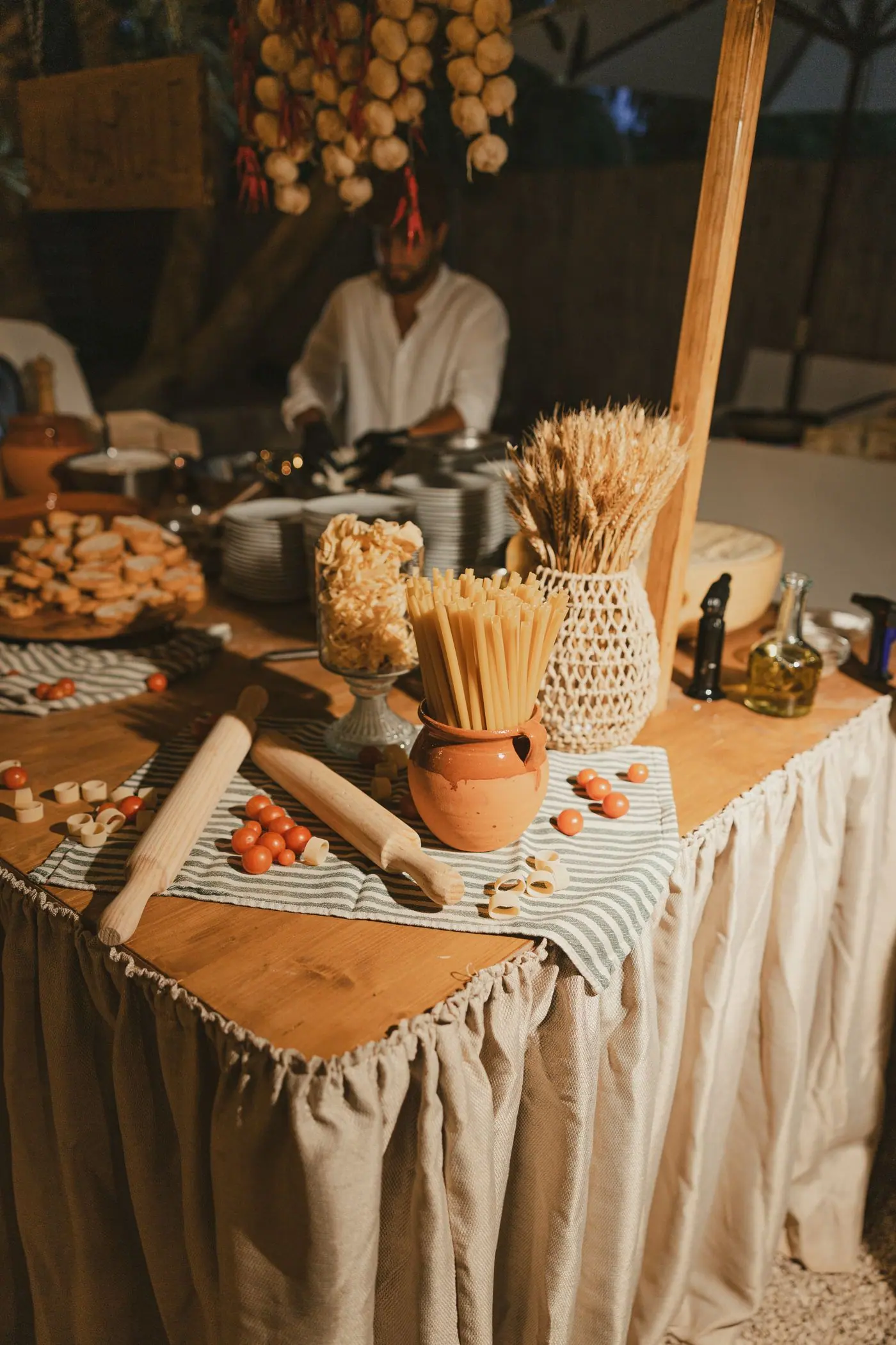 Mesa de buffet italiano decorada con pasta y cestas de pan
