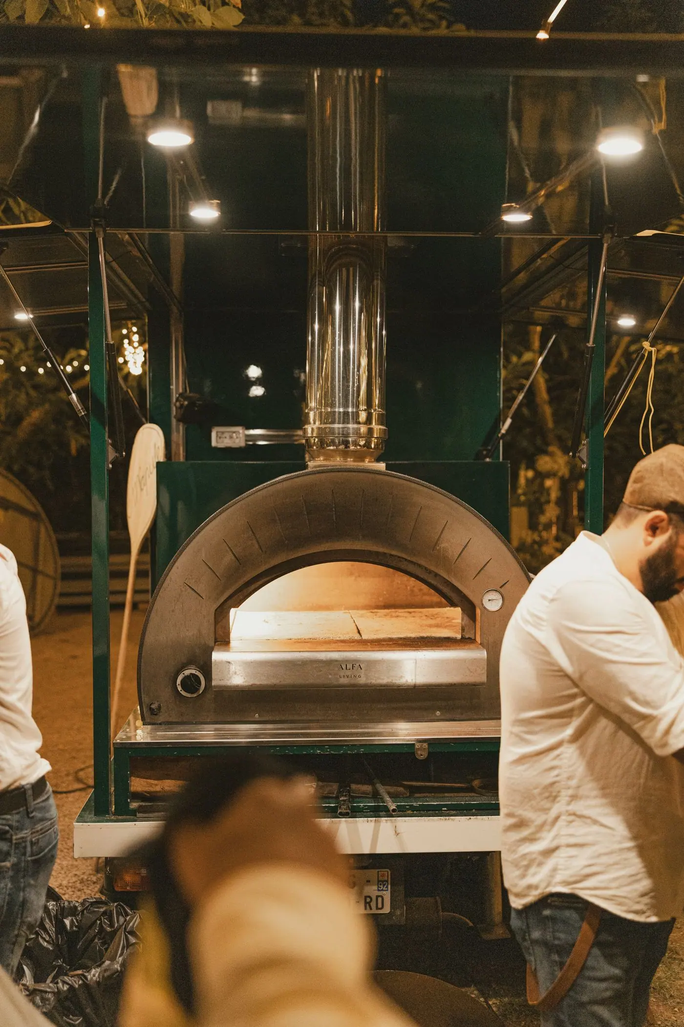 Horno de pizza encendido durante el servicio de un evento