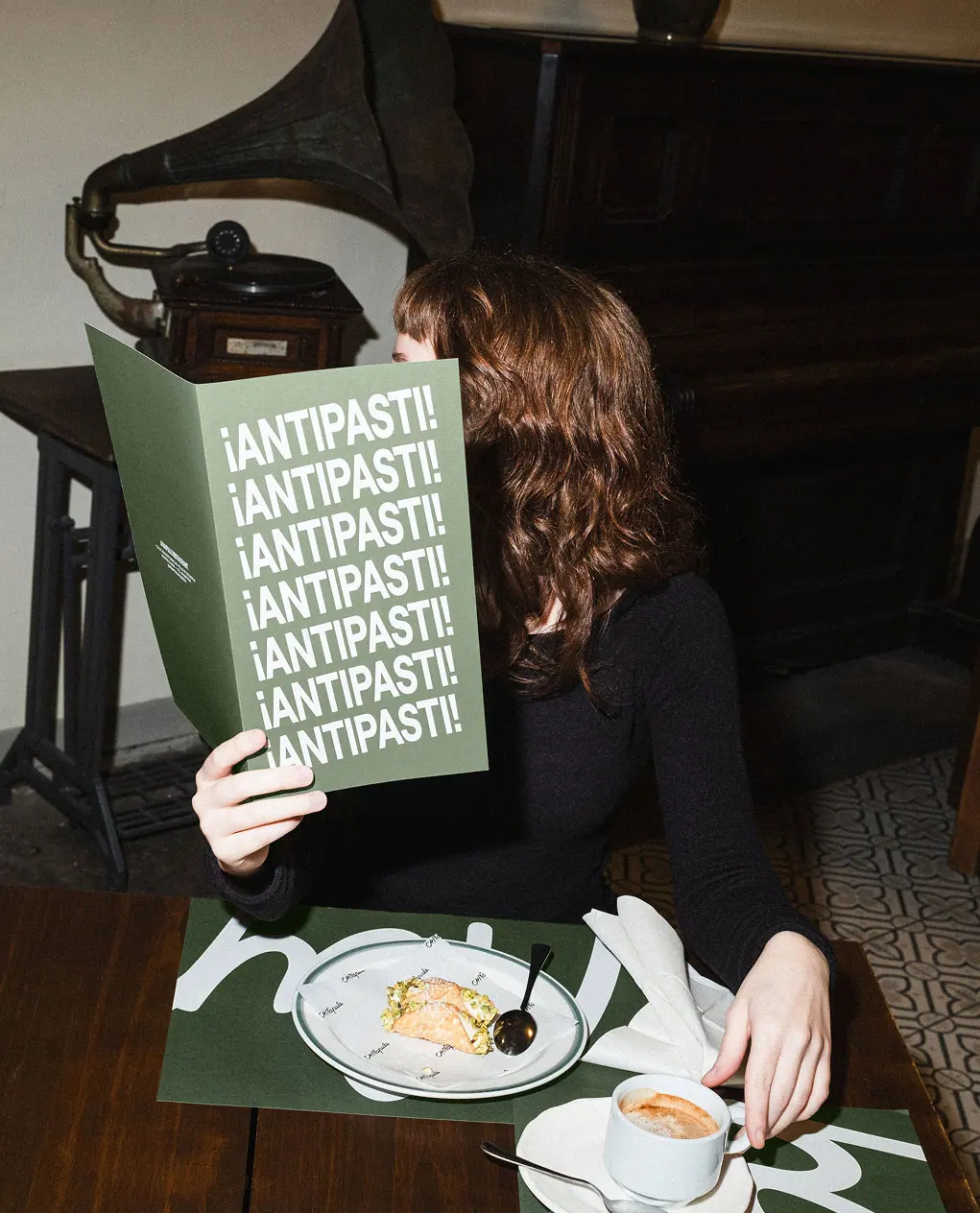 Una persona sostiene la carta de antipasti de A’Napule